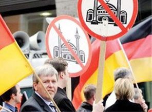 Karikatürleri protesto edince tutuklandılar Karikatürleri protesto edince tutuklandılar