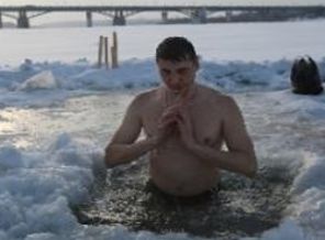 On binlerce Rus buza dalarak günahlardan temizlendi On binlerce Rus buza dalarak günahlardan temizlendi