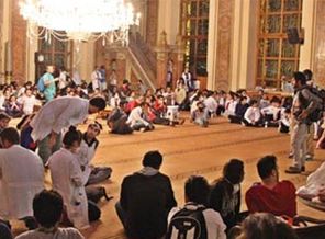 Bezm-i Alem Camisi müezzini: Alkol alındığını görmedik Bezm-i Alem Camisi müezzini: Alkol alındığını görmedik