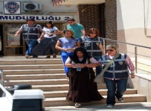 Bursa'da esrar operasyonu: 17,5 kilo esrar, 5 gözaltı Bursa'da esrar operasyonu: 17,5 kilo esrar, 5 gözaltı
