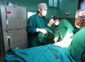 Türk doktorlar Tanzanya'da ilklere imza attı Türk doktorlar Tanzanya'da ilklere imza attı