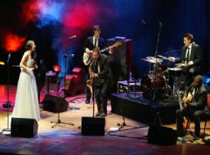 Gurbetçi Dönmez, Türkiye'de ilk konserini verdi Gurbetçi Dönmez, Türkiye'de ilk konserini verdi
