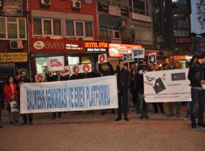 İnternet yasası protesto edildi İnternet yasası protesto edildi