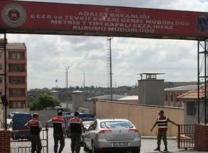 Metris önünde memurlara satırlı saldırı Metris önünde memurlara satırlı saldırı