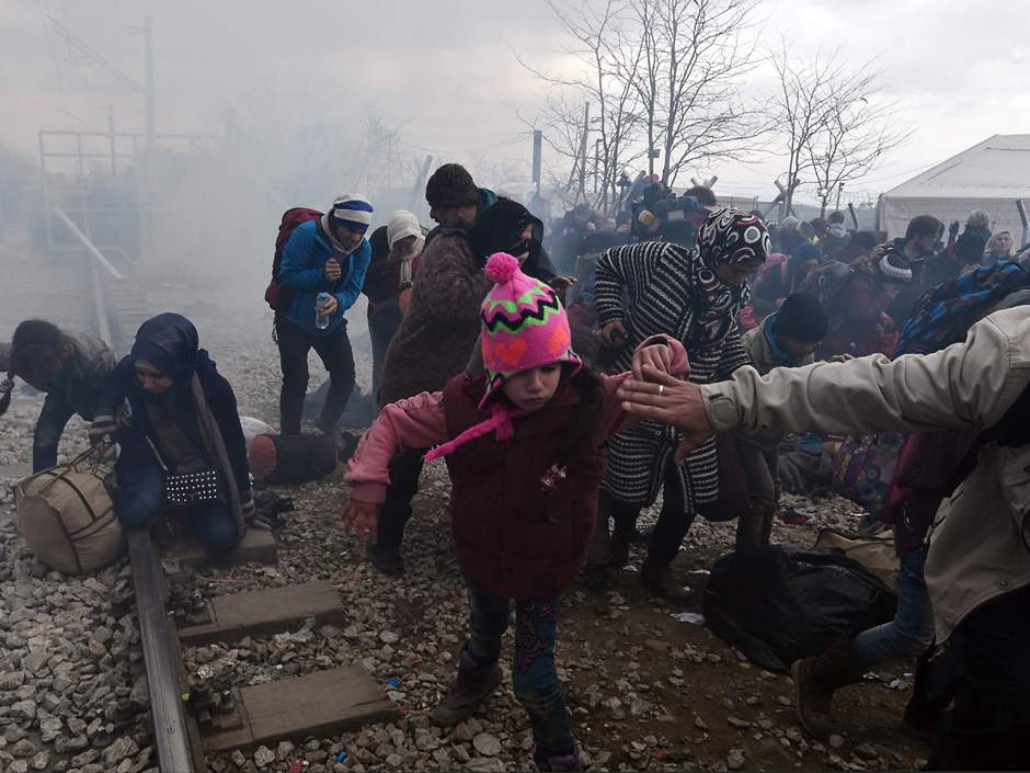 greece-macedonia-refugees-tear-gas