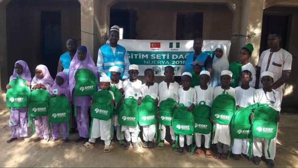 İDDEF Nijeryada Çantamda Umut Var projesi eğitim seti hediyesi (1)