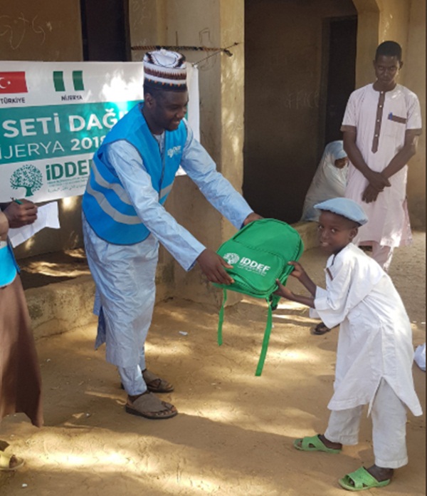 İDDEF Nijeryada Çantamda Umut Var projesi eğitim seti hediyesi (2)