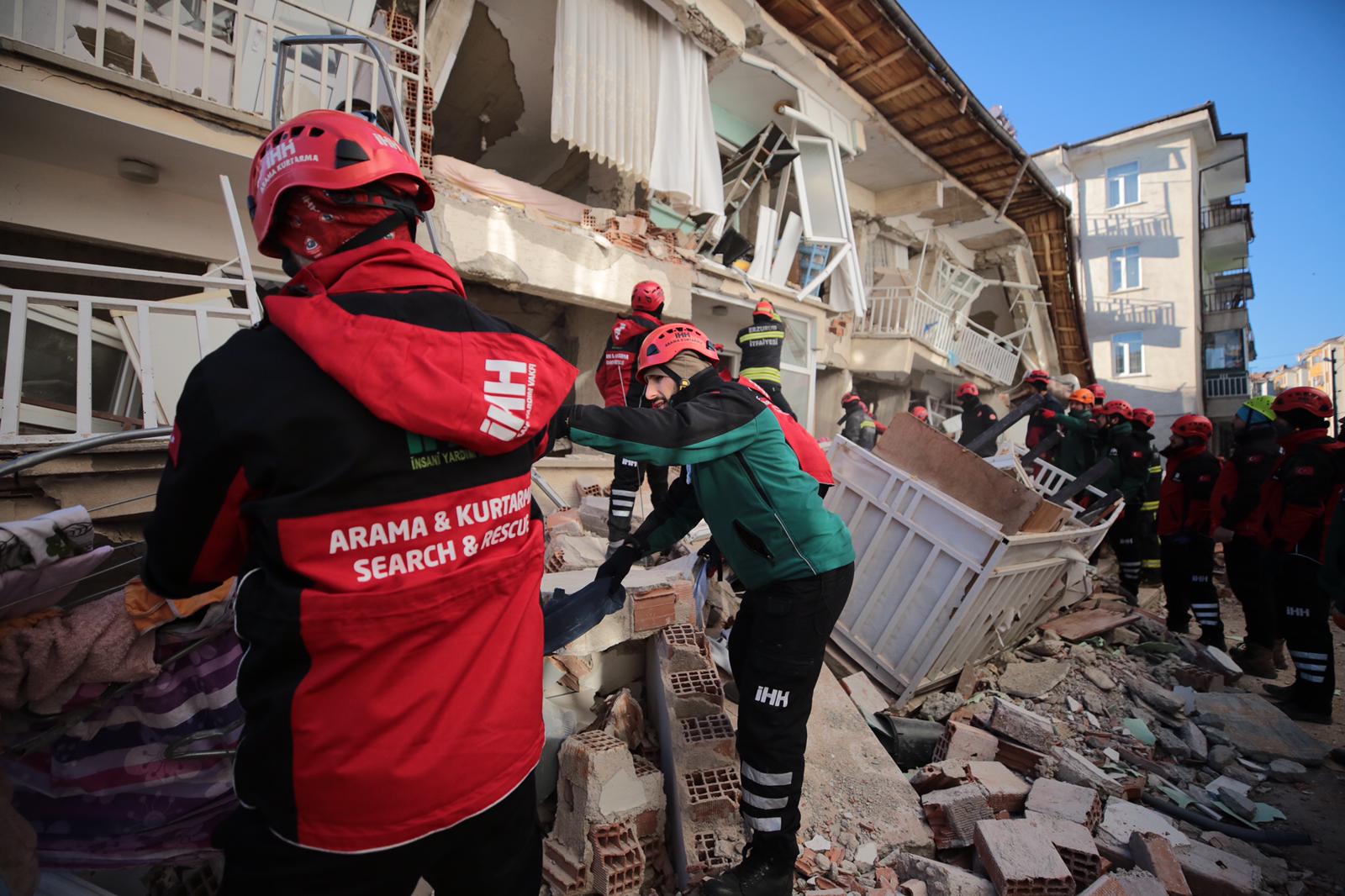 İHH ekipleri deprem bölgesinde
