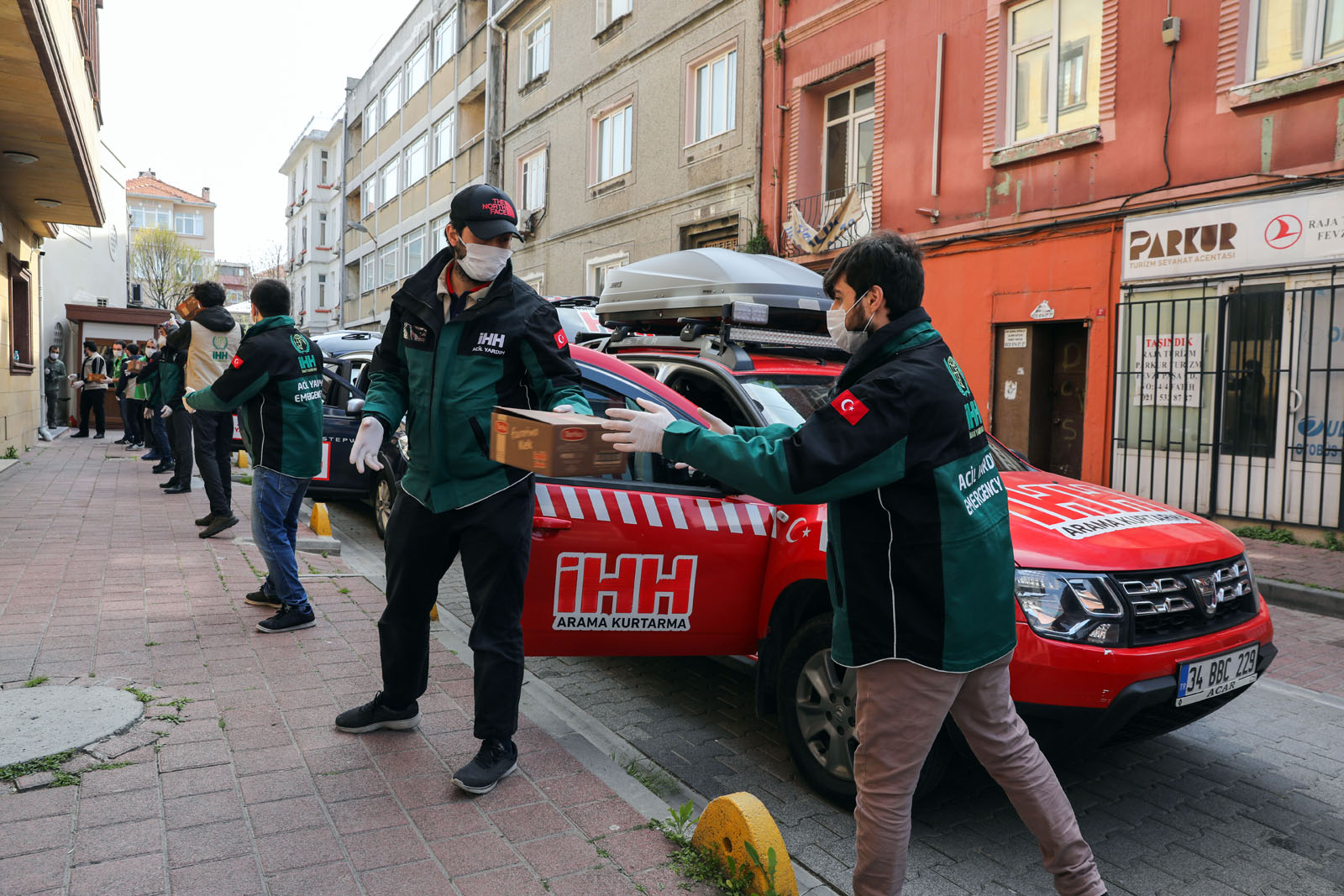 İHH'dan 20 bin sağlıkçıya hediye paketi