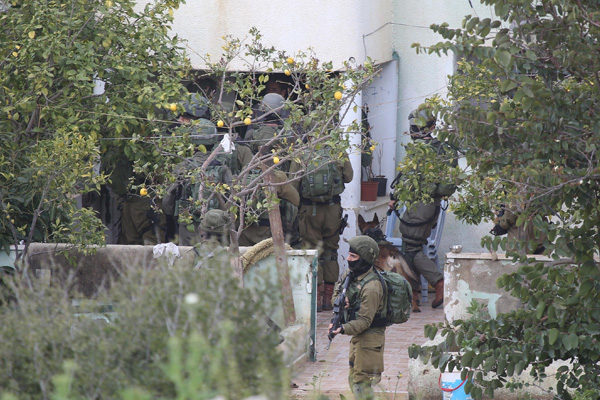 İsrail-askerlerinden-Filistinlilerin-evlerine-baskın-1
