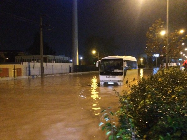 İzmirde sağanak sele neden oldu3