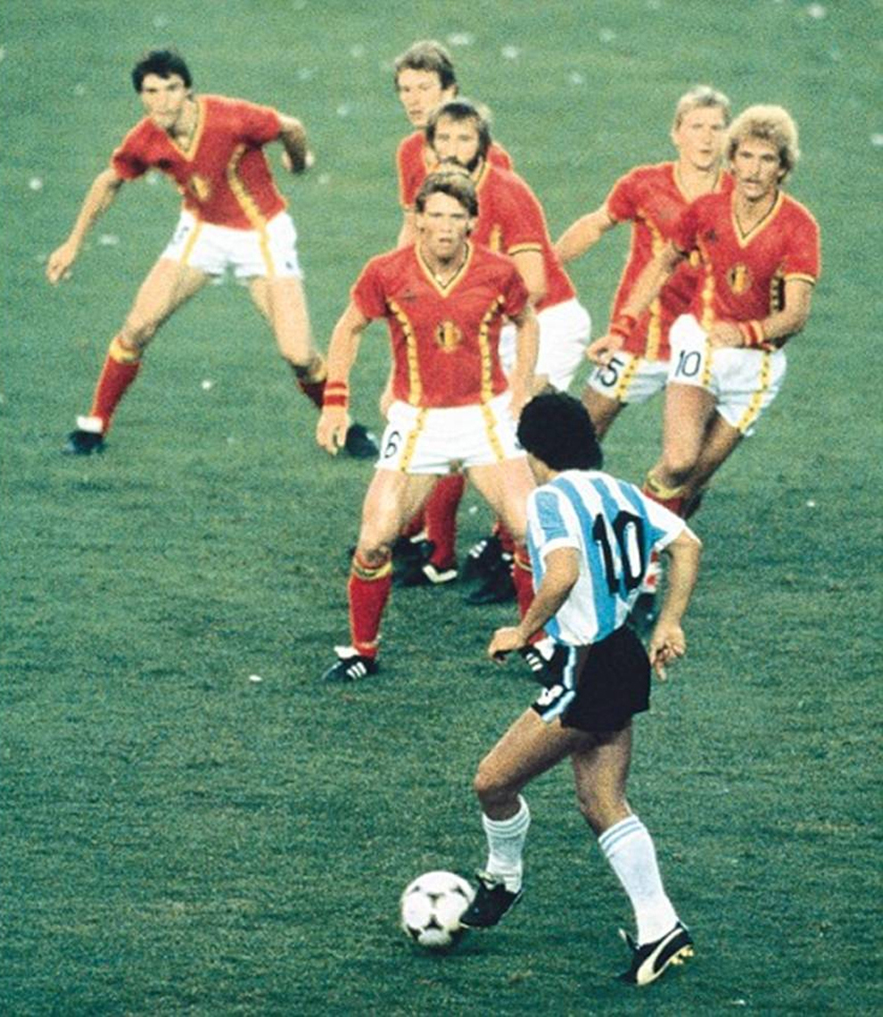 101333-Best-Vs-The-Rest-Diego-Maradona-Takes-On-6