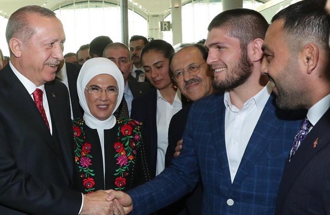 645x420-ufc-champ-khabib-attends-opening-ceremony-of-istanbul-airport-meets-erdogan-1540832839498