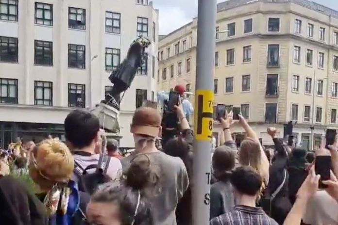Bristol-la-statue-d-Edward-Colston-deboulonnee-par-les-manifestants-antiracistes