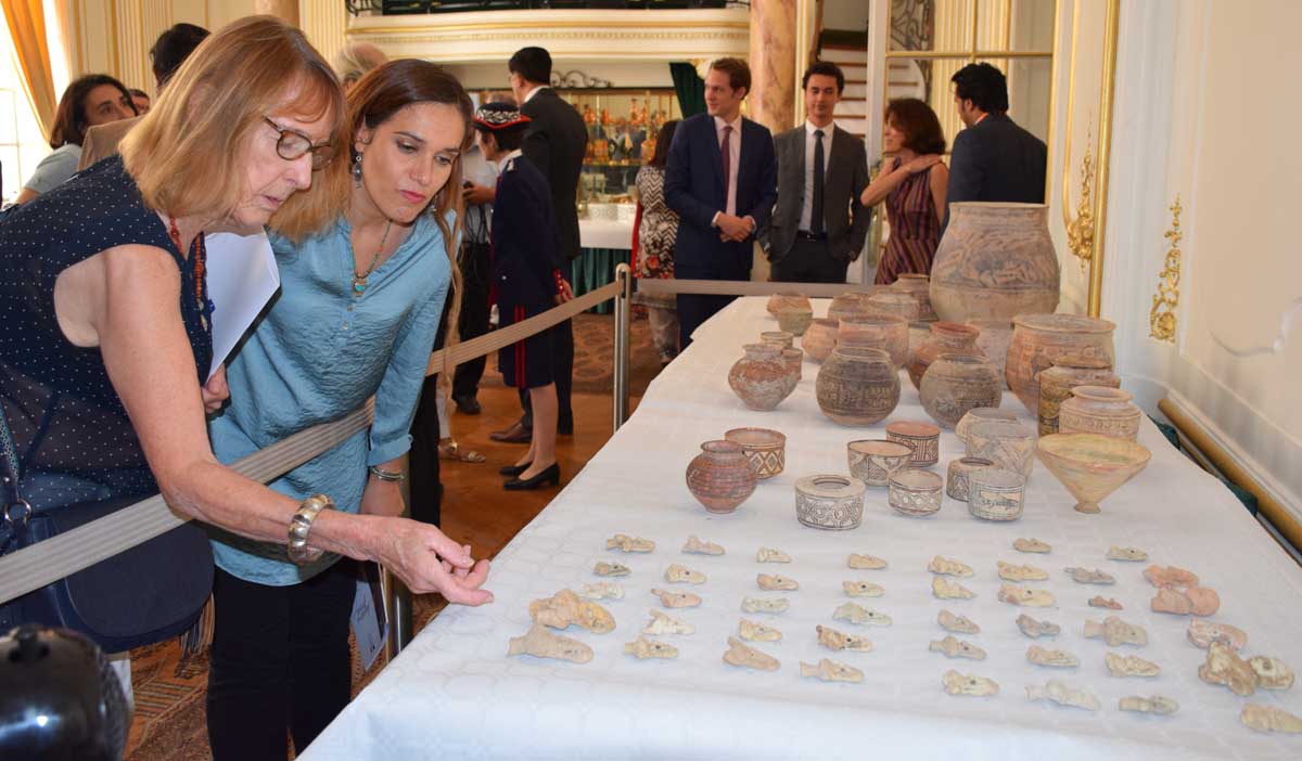 Caption-3-The-French-participants-showed-keen-interest-in-the-rare-and-precious-archaeological-artefacts-belonging-to-Balochistan-Pakistan