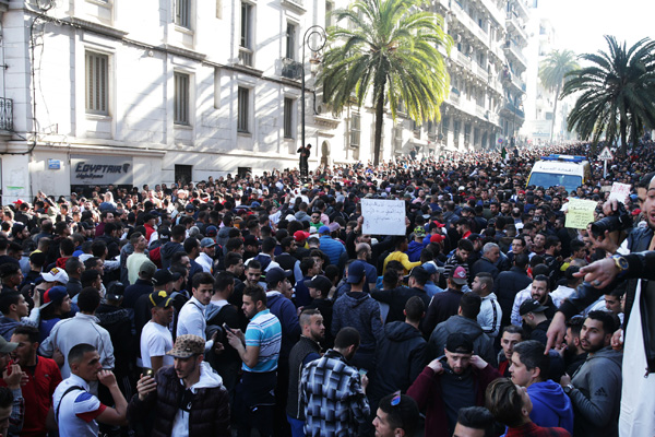 Cezayirde-halk-sokaklara-döküldü1