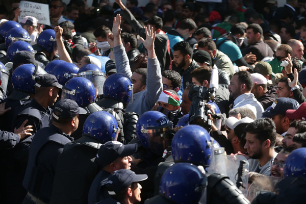 Cezayirde-halk-sokaklara-döküldü3
