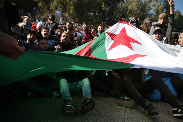 Cezayirde-halk-sokaklara-döküldü4