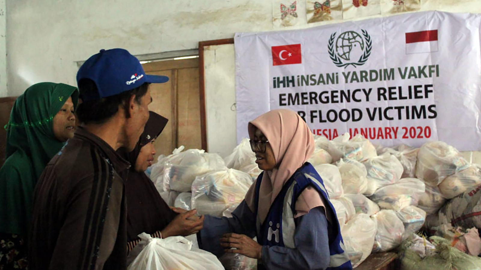 Endonezyalı sel mağdurlarına acil yardım ile ilgili görsel sonucu