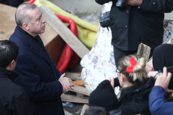 Erdoğan-Kartal'daki-enkaz-alanında1