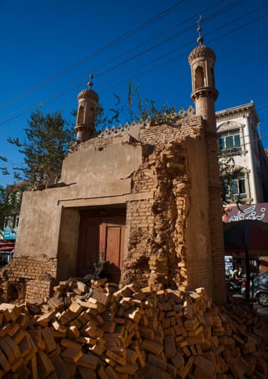 Eski_KaYgar_kasabasYnda_Xinjiang_Uygur_ozerk_bolgesi_Cinde_yYkYlmYY_bir_cami._FotoYraf_Eric_Lafforgue_1