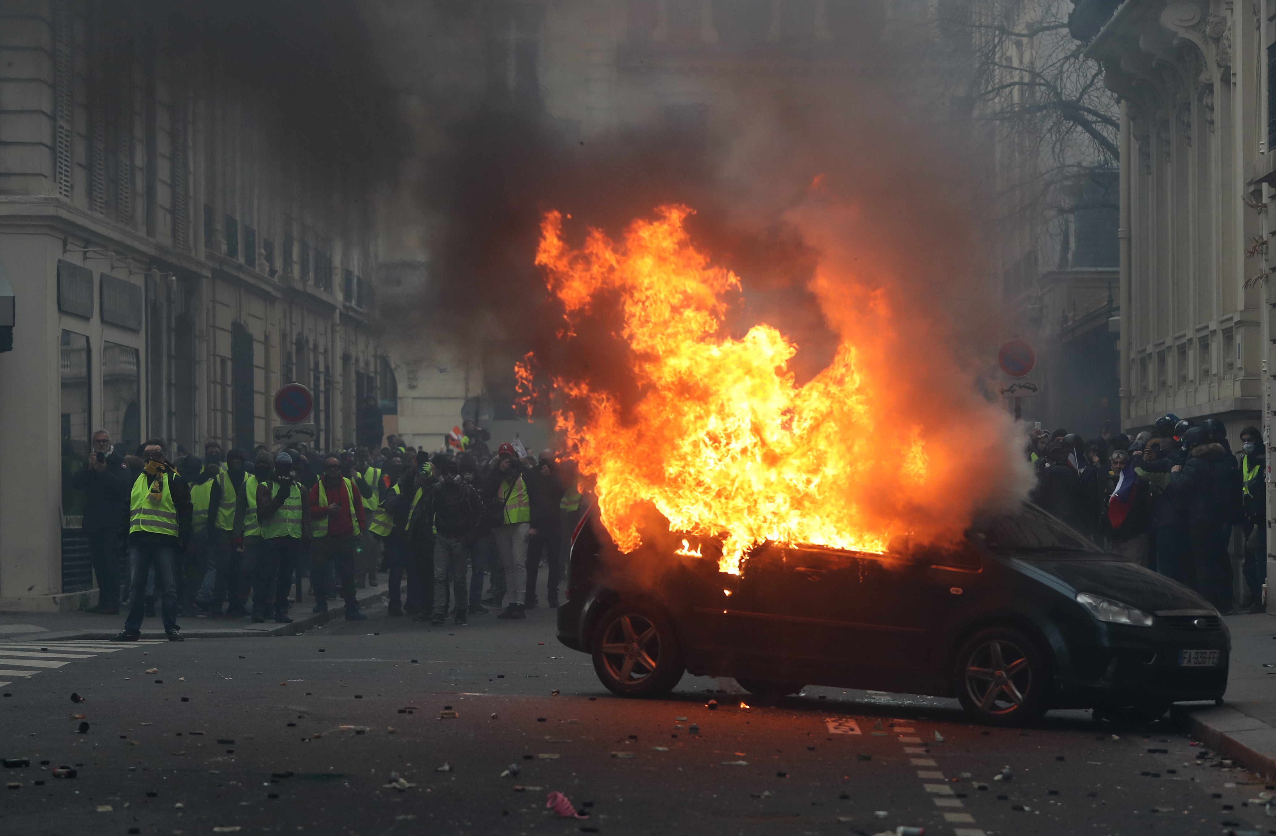 Fransa sokakları savaş alanına döndü3