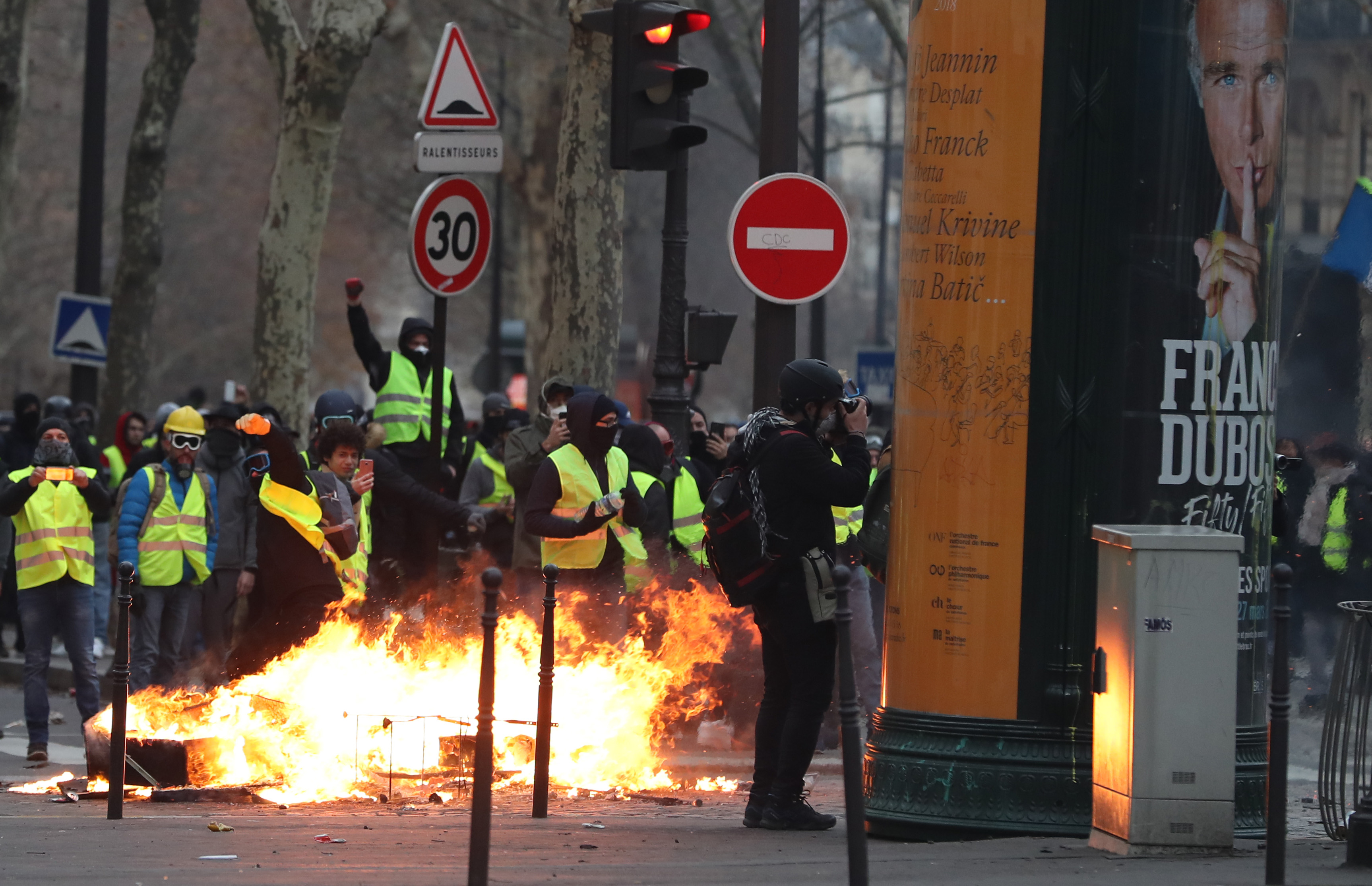 Fransa sokakları savaş alanına döndü6
