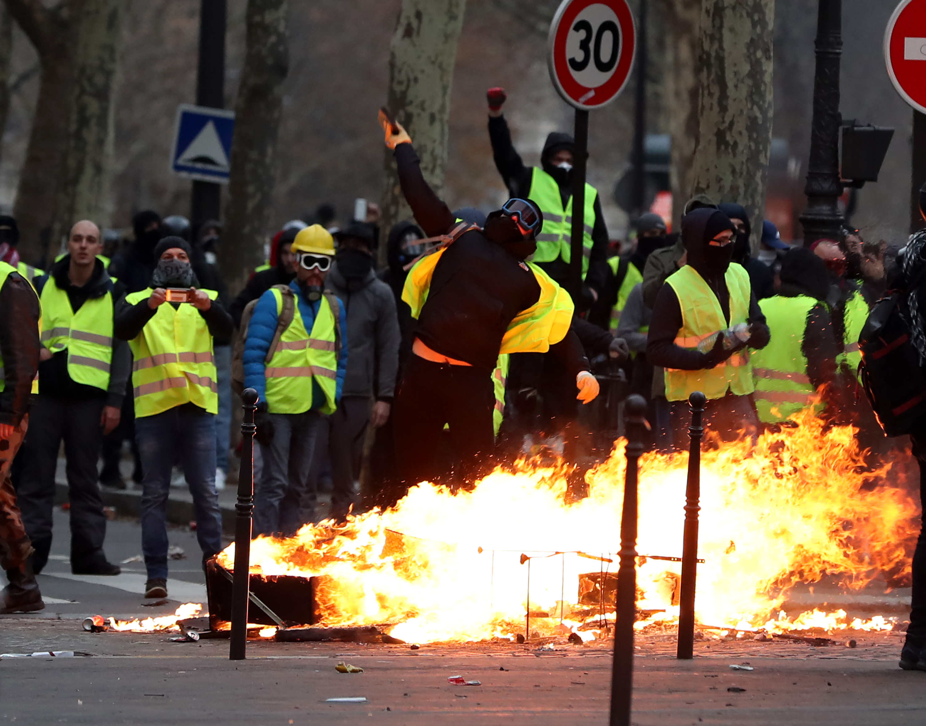 Fransa sokakları savaş alanına döndü8