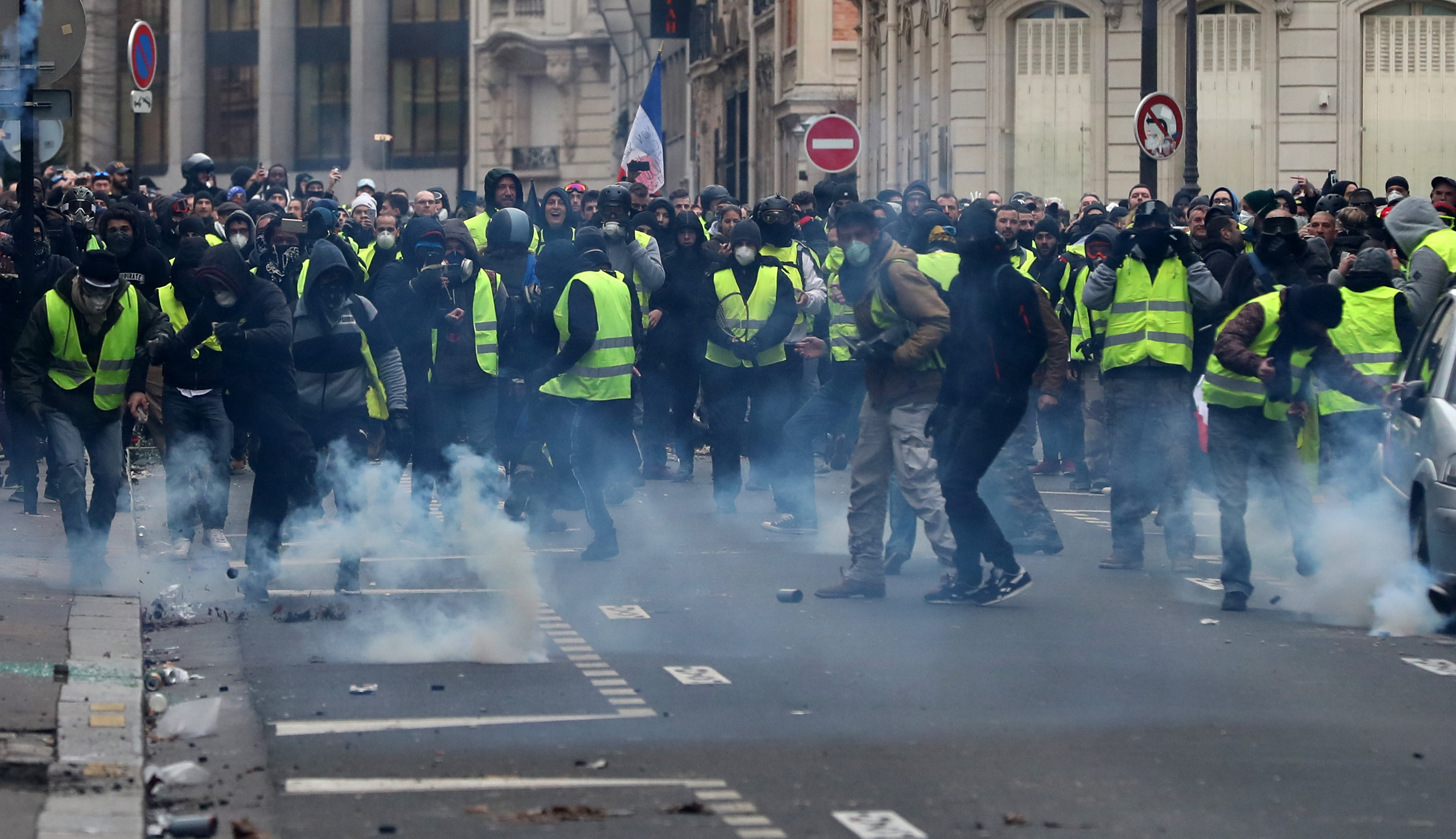 Fransa sokakları savaş alanına döndü9