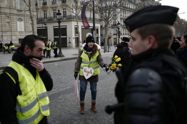Fransada ‘Sarı Yelekliler'in protestosu başladı10