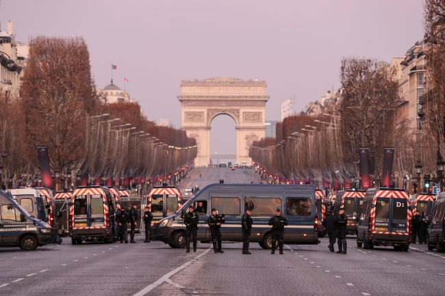 Fransada ‘Sarı Yelekliler'in protestosu başladı11