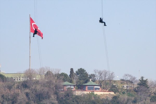 Kadın komandolar, İstanbul Boğazı'na halatla indi5