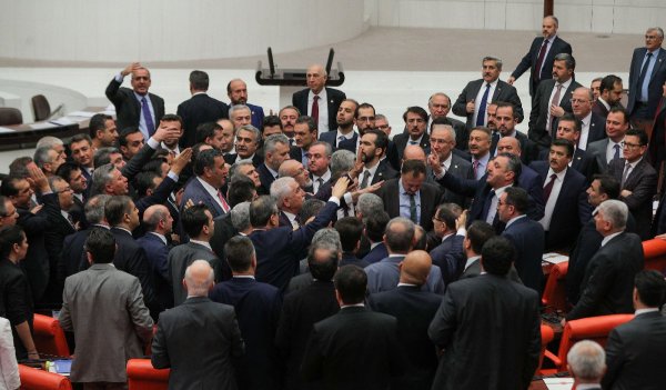 Mecliste AK Parti ile CHP arasında FETÖ kavgası