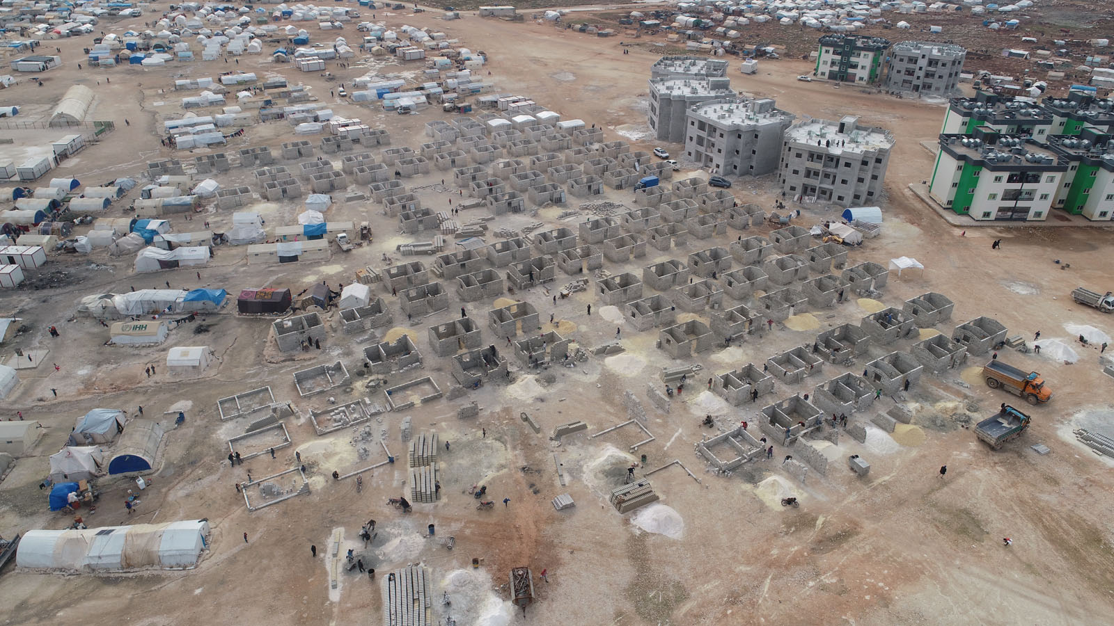 Türkiye'den İdlib'e 10 bin briket ev