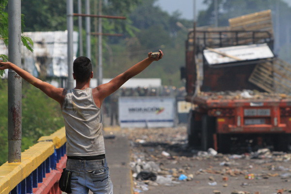 Venezuelalı-askerler-Kolombiya'ya-kaçıyor2