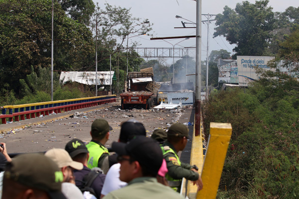 Venezuelalı-askerler-Kolombiya'ya-kaçıyor3