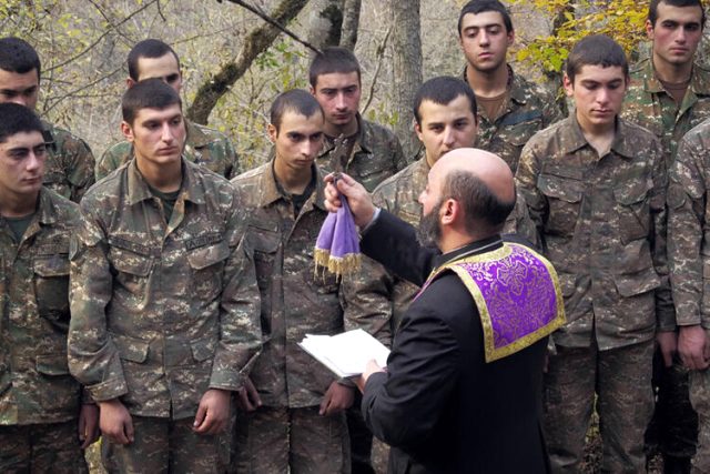 ermenistan-da-papazlar-cocuk-yastaki-askerleri-13711141_9788_m