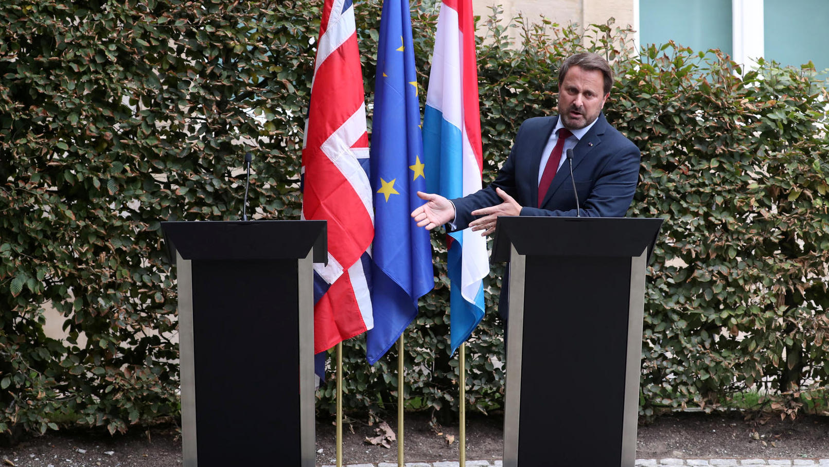 luxemburgs-premierminister-xavier-bettel-neben-ihm-haette-eigentlich-boris-johnson-stehen-sollen-