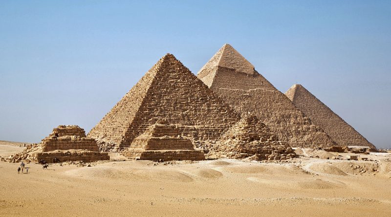 1200px-All_Gizah_Pyramids-2-800x445