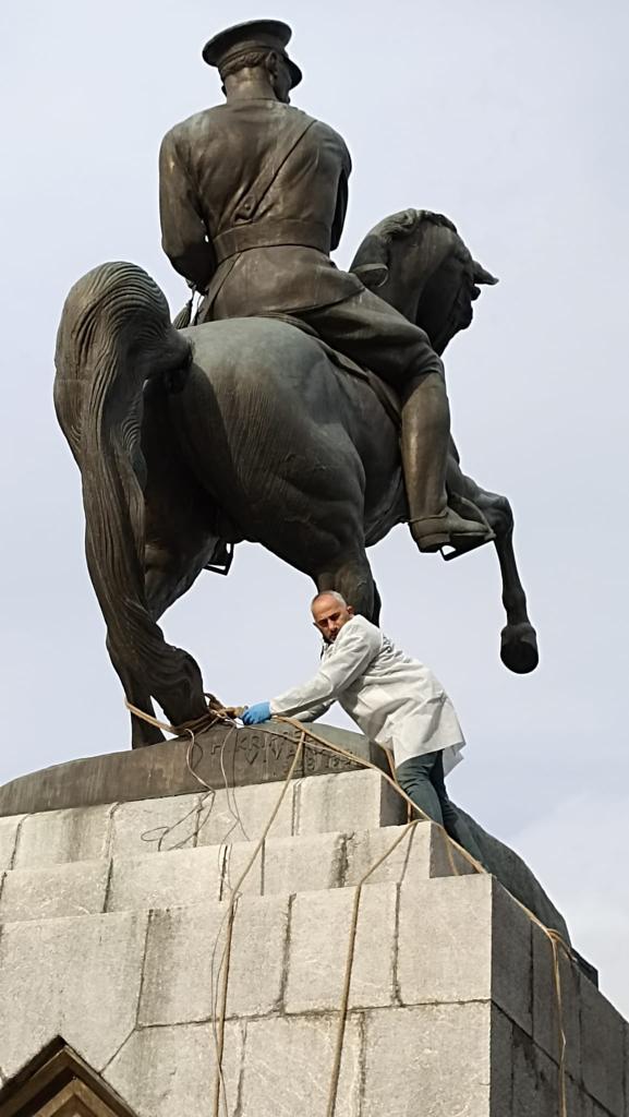 ataturk-anitina-saldiran-kuzenler-sabikali-cikti_6902_dhaphoto5