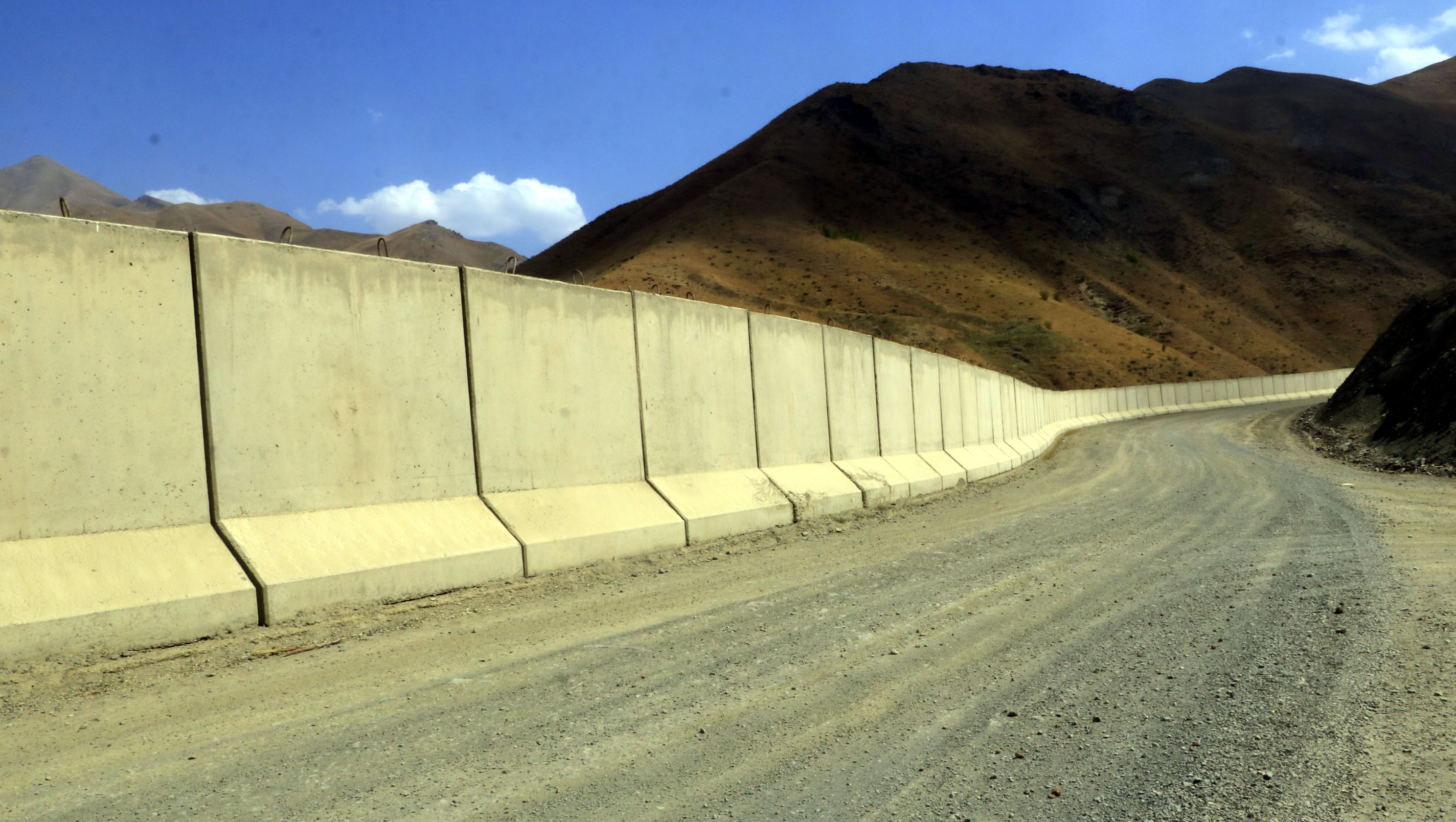 iran-sinirina-43-kilometre-beton-duvar-oruldu_8730_dhaphoto4