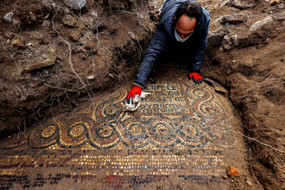 izmirde-kacak-kazi-sirasinda-manastir-ve-1500-yillik-mozaik-bulundu-ijjXrXyi-1140x760