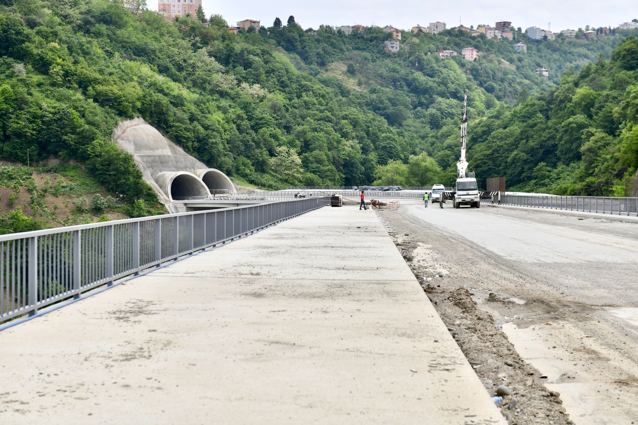 karadenizde-yol-yapim-zorlugu-28-kilometrelik-yola-28-kavsak-17-tunel-24-kopru_3954_dhaphoto3