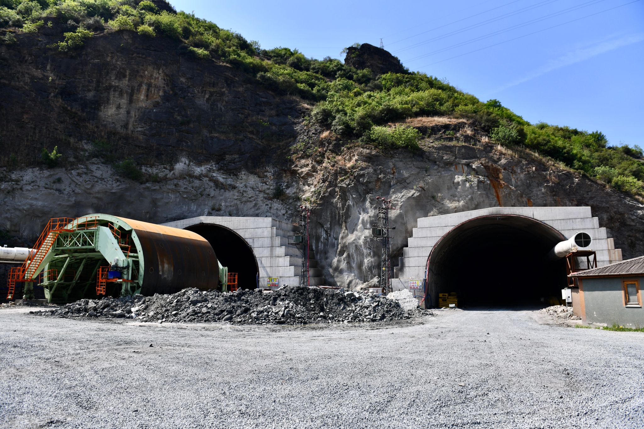 karadenizde-yol-yapim-zorlugu-28-kilometrelik-yola-28-kavsak-17-tunel-24-kopru_3954_dhaphoto9