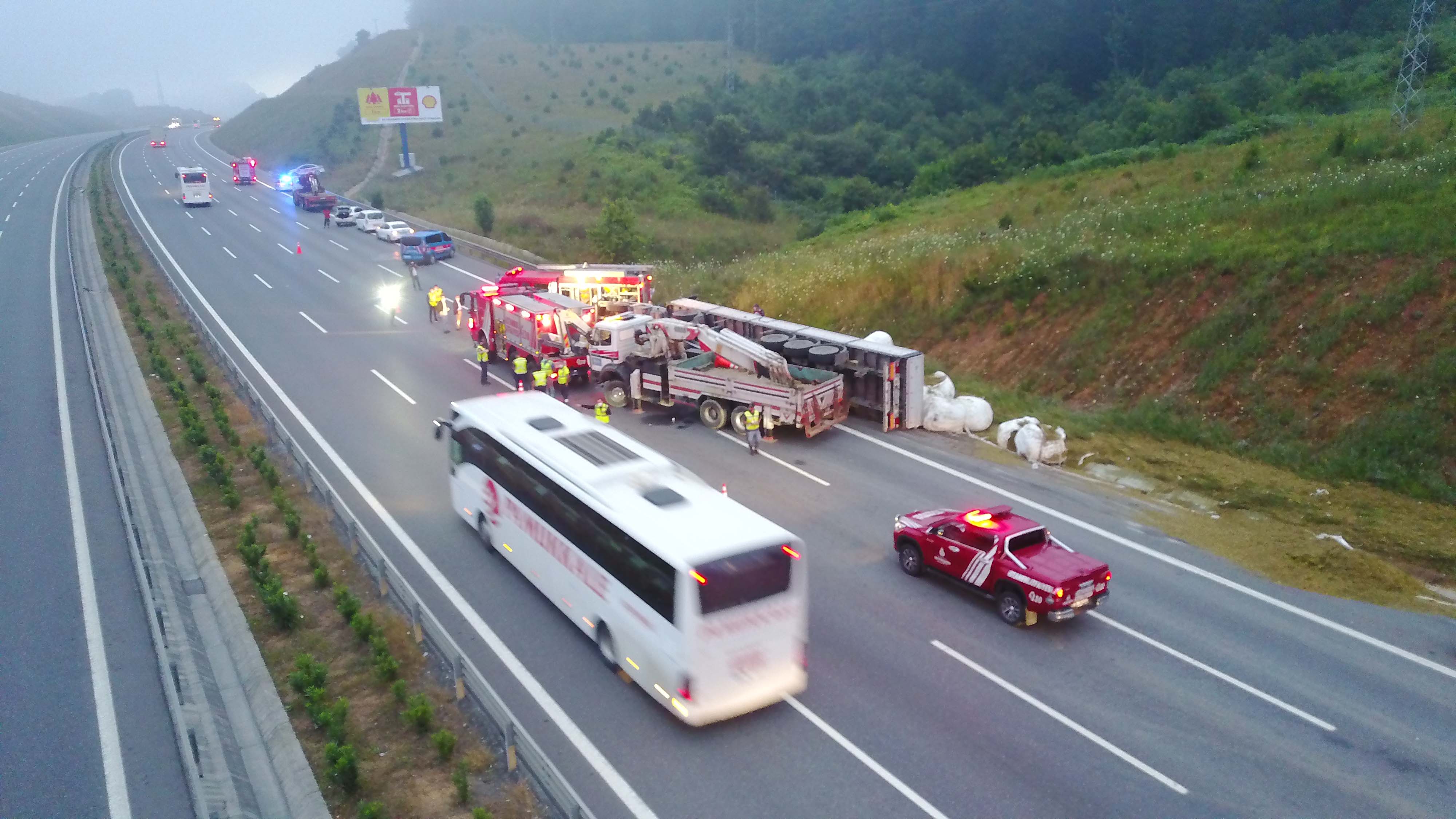 kuzey-marmara-otoyolunda-tir-devrildi-2-olu_1749_dhaphoto4