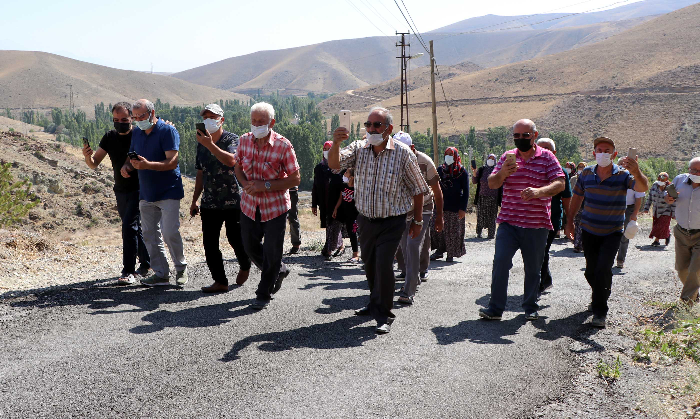 mahalleli-telefonla-konusabilmek-icin-1-kilometre-yol-yuruyor_7351_dhaphoto4