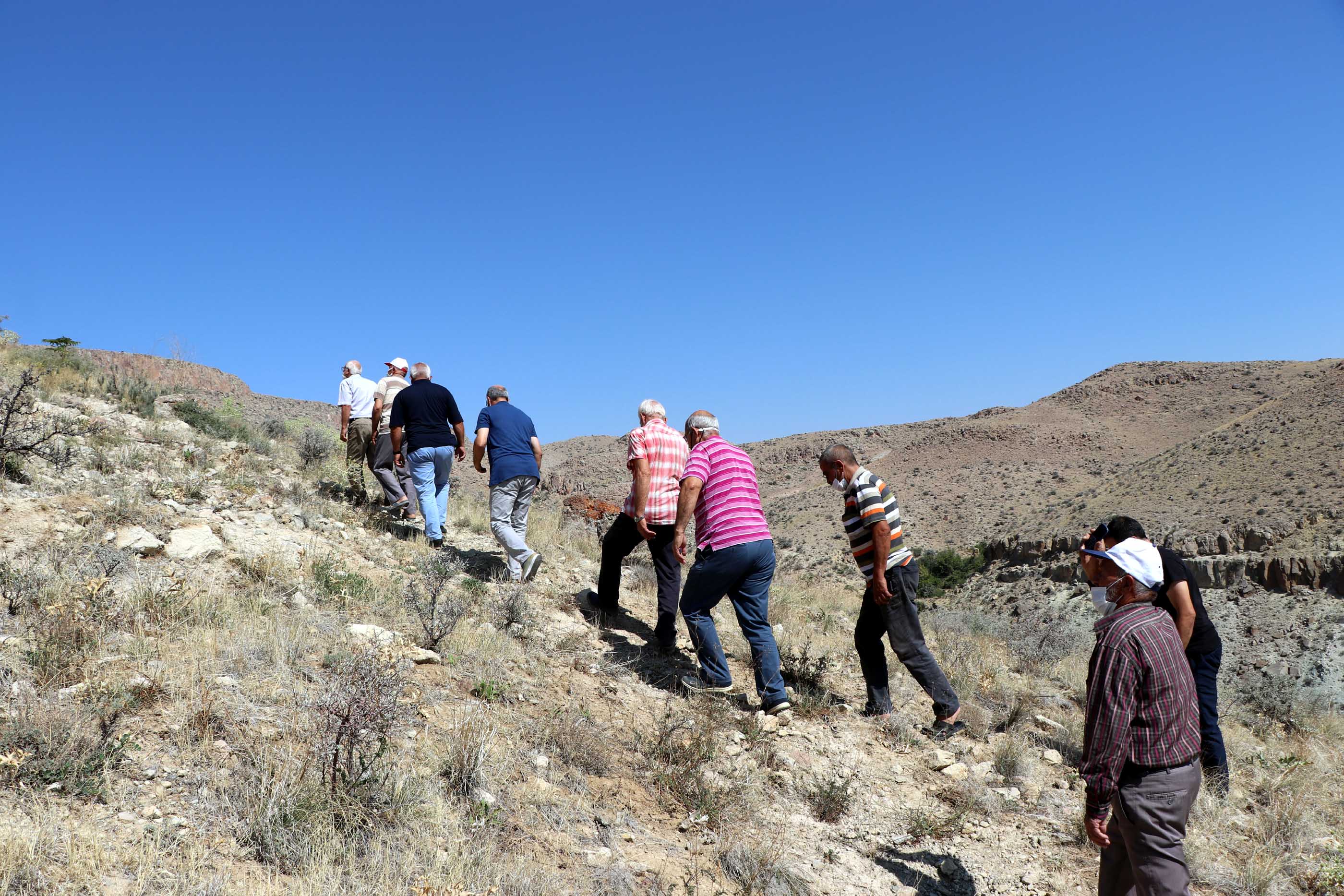 mahalleli-telefonla-konusabilmek-icin-1-kilometre-yol-yuruyor_7351_dhaphoto5