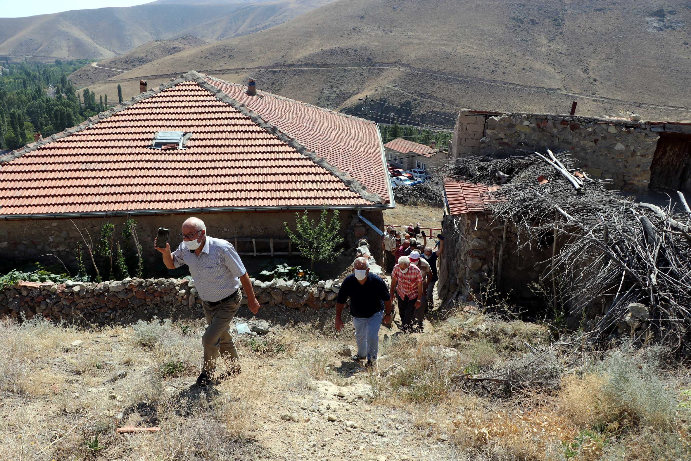 mahalleli-telefonla-konusabilmek-icin-1-kilometre-yol-yuruyor_7351_dhaphoto6