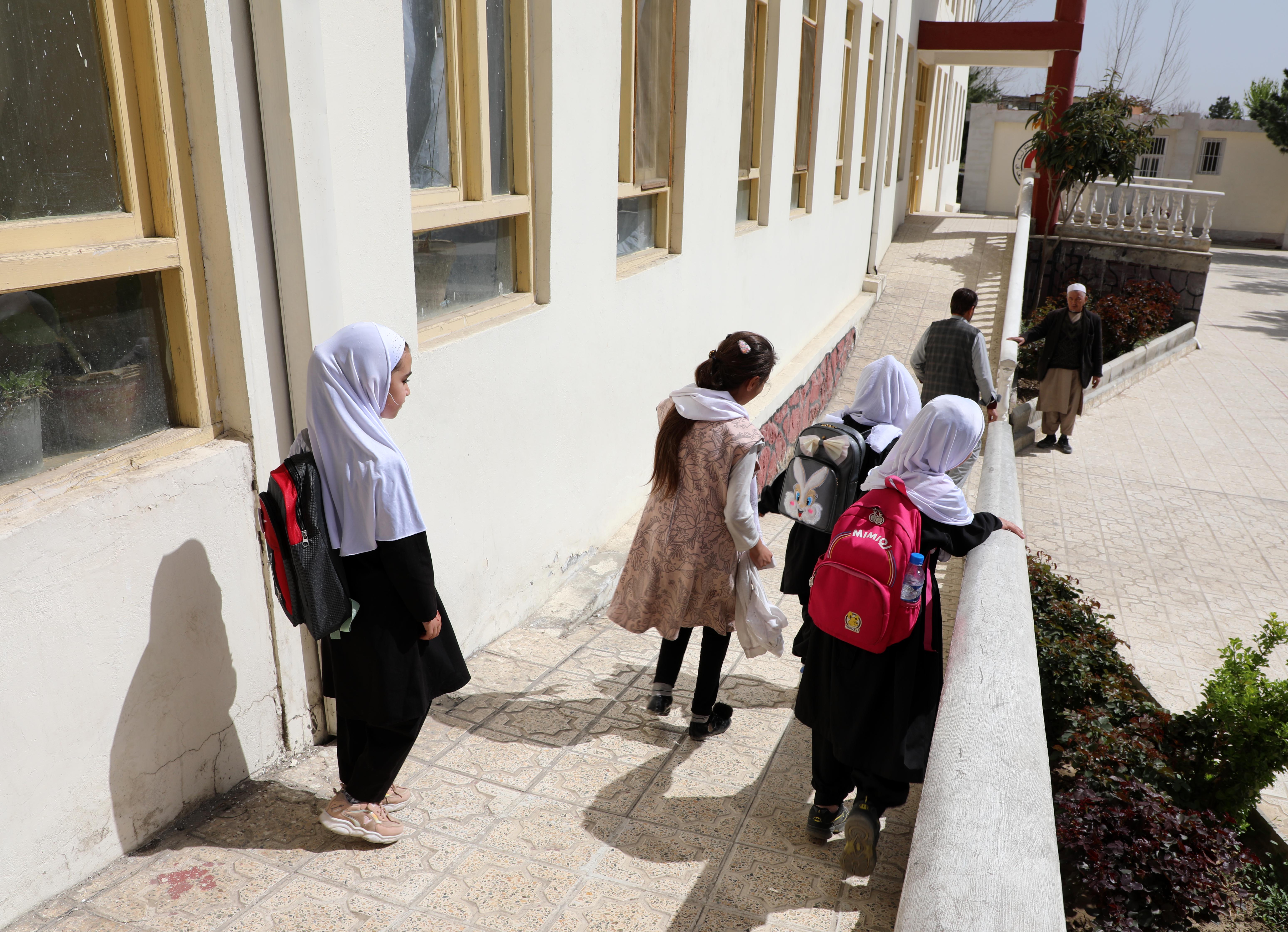 После 6 сентября. Школы для девочек в Афганистане. Девочка идет в школу.