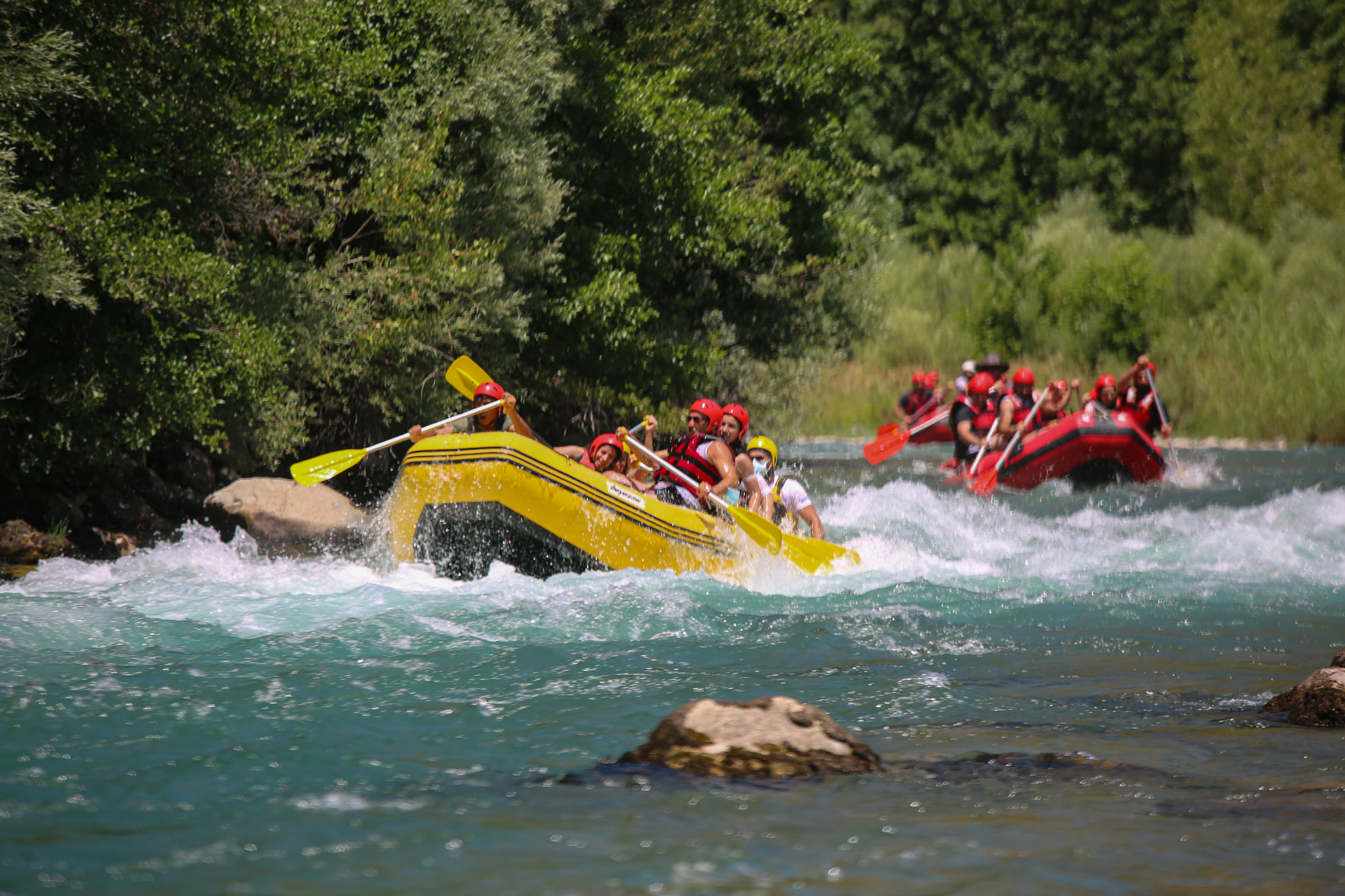 saglik-calisanlari-farkindalik-icin-munzur-cayinda-rafting-yapti_6049_dhaphoto1